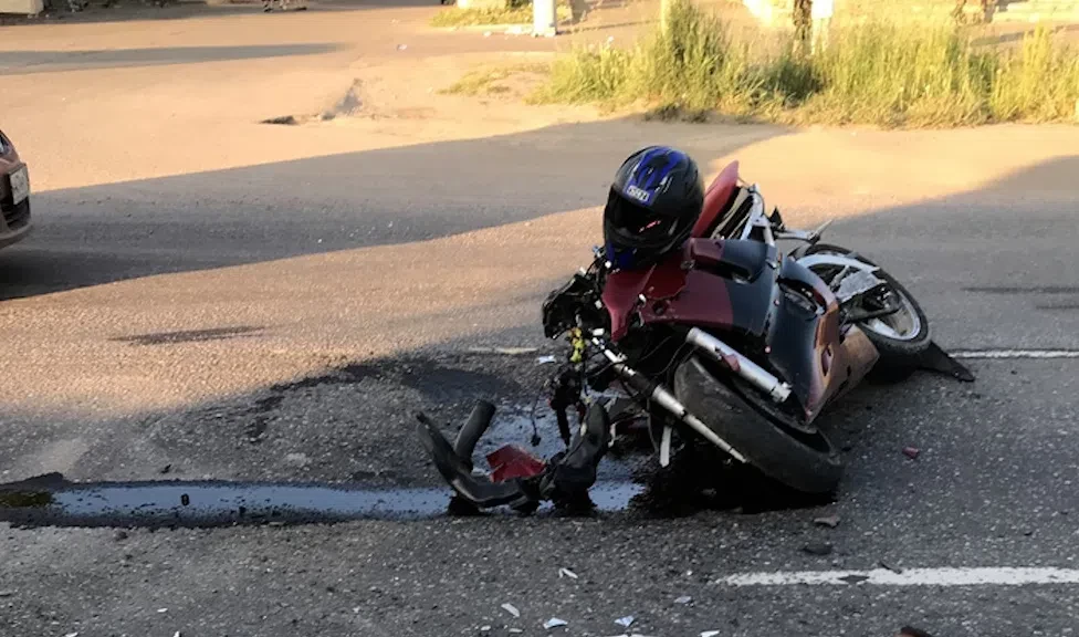 Мотоциклист сломал руку после столкновения с автомобилем на Колтушском шоссе - tvspb.ru