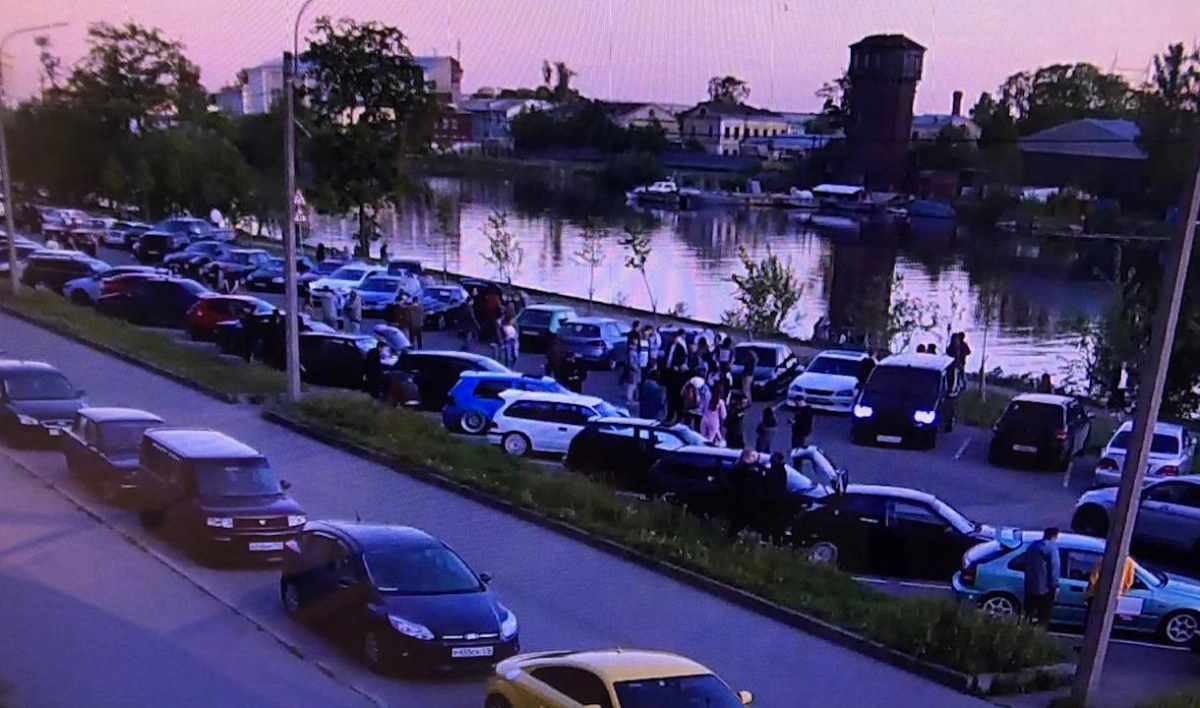 На парковке на Васильевском острове задержали 10 стритрейсеров - tvspb.ru