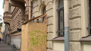 Очередной фасад исторического дома в Петербурге испорчен дверью