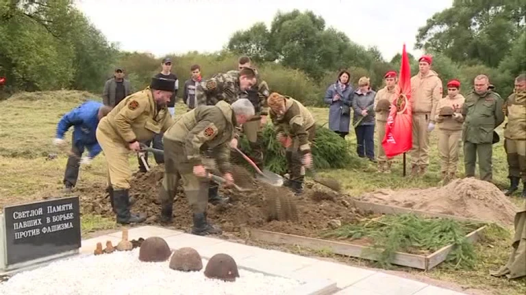Смольному разрешили продлевать запрет на строительство там, где могут быть похоронены защитники Отечества - tvspb.ru