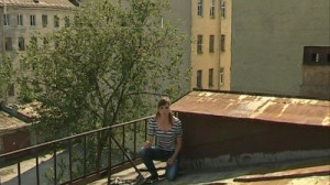 Проблемный адрес: Черняховского, 13 – заросший двор, трещины по фасаду и текущая крыша