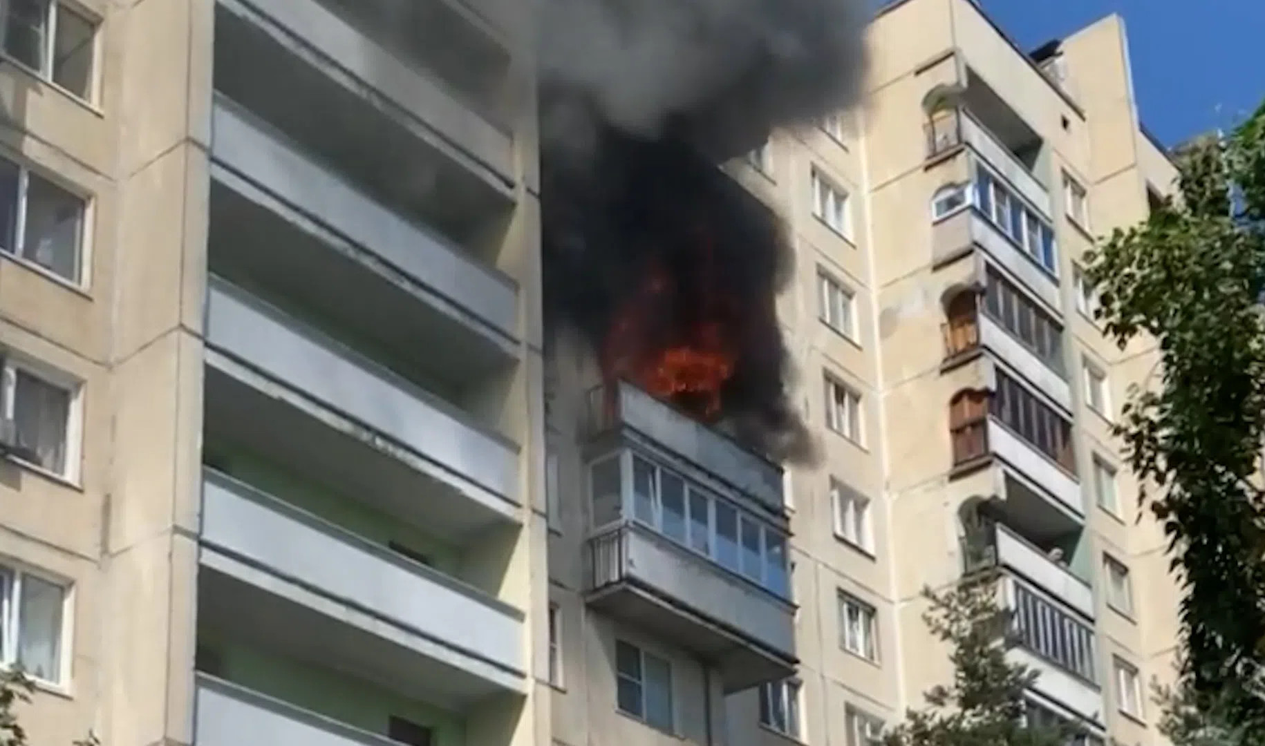 Пожар на наставников. Многоэтажка. Пожар на балконе. Пожар в Санкт-Петербурге.
