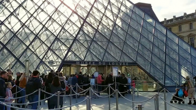 Лувр закрыли для посетителей после ограбления