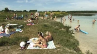 Врач рассказал, как безопасно купаться в воде и избежать рисков для здоровья
