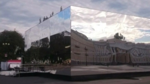 Зеркальный куб на Дворцовой не выдержал испытания петербургской погодой