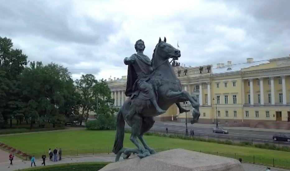 Спб xxi. Статуя Петра Великого в Петербурге. Памятник Петру 1 в Санкт-Петербурге. Статуя Петра 1 в Санкт-Петербурге.