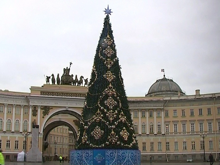 На Дворцовой почти собрали огромную горку для праздничных катаний - tvspb.ru
