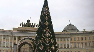 Дворцовая площадь готовится новогодним праздникам