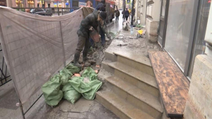 У дома на Восстания, 35 демонтировали часть мешавшего пешеходам крыльца