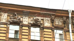 Рабочие сбили лепнину с исторического здания на Загородном проспекте
