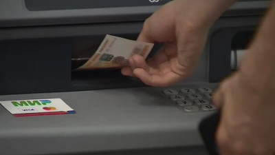 С 1 июля социальные выплаты и пенсии можно будет получить только на карту «Мир» или наличными