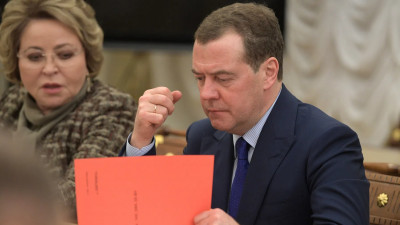 Медведев: Продовольствие и сельхозкультуры Россия будет поставлять только странам-друзьям