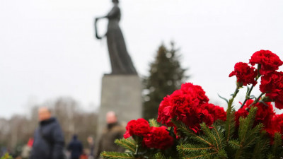 Цветы и выставка: на Пискаревском кладбище почтили память погибших в блокаду