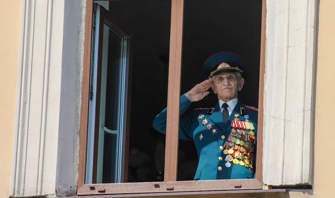 Военнослужащие ЗВО поздравили ветерана войны со 100-летним юбилеем - tvspb.ru