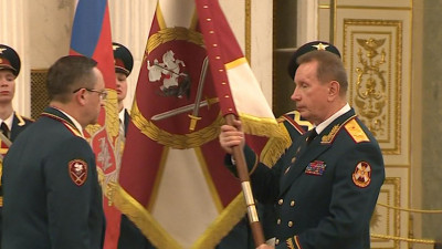 Командующему Северо-Западным округом войск национальной гвардии вручили личный штандарт