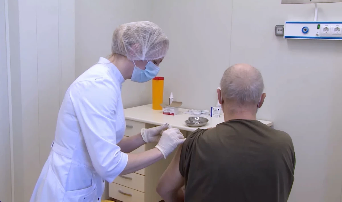 «Спутник Лайт» разрешили применять для вакцинации людей старше 60 лет - tvspb.ru