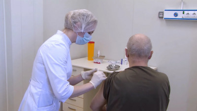 «Спутник Лайт» разрешили применять для вакцинации людей старше 60 лет