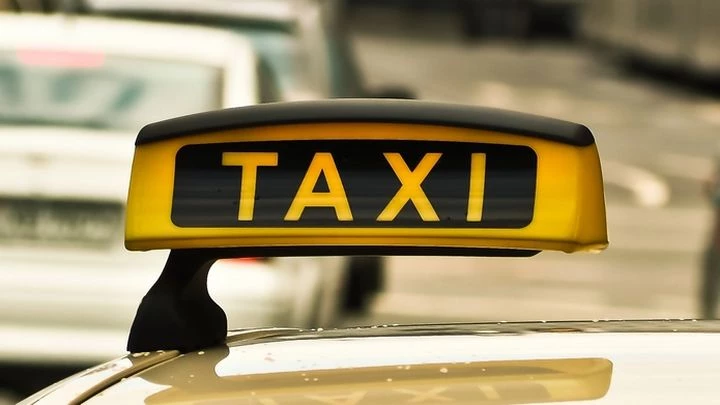 В Петербурге таксист распылил перцовый баллончик в лицо маленькой пассажирке - tvspb.ru