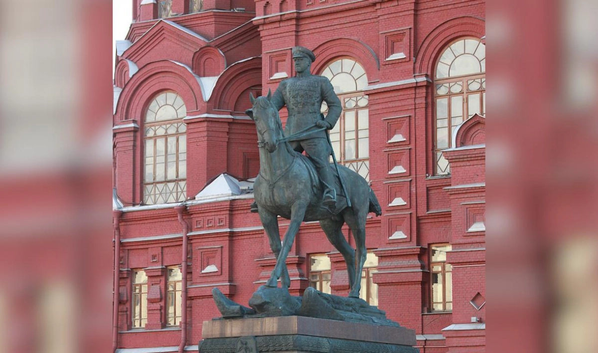 Памятник маршалу Жукову вернули на Манежную площадь - tvspb.ru