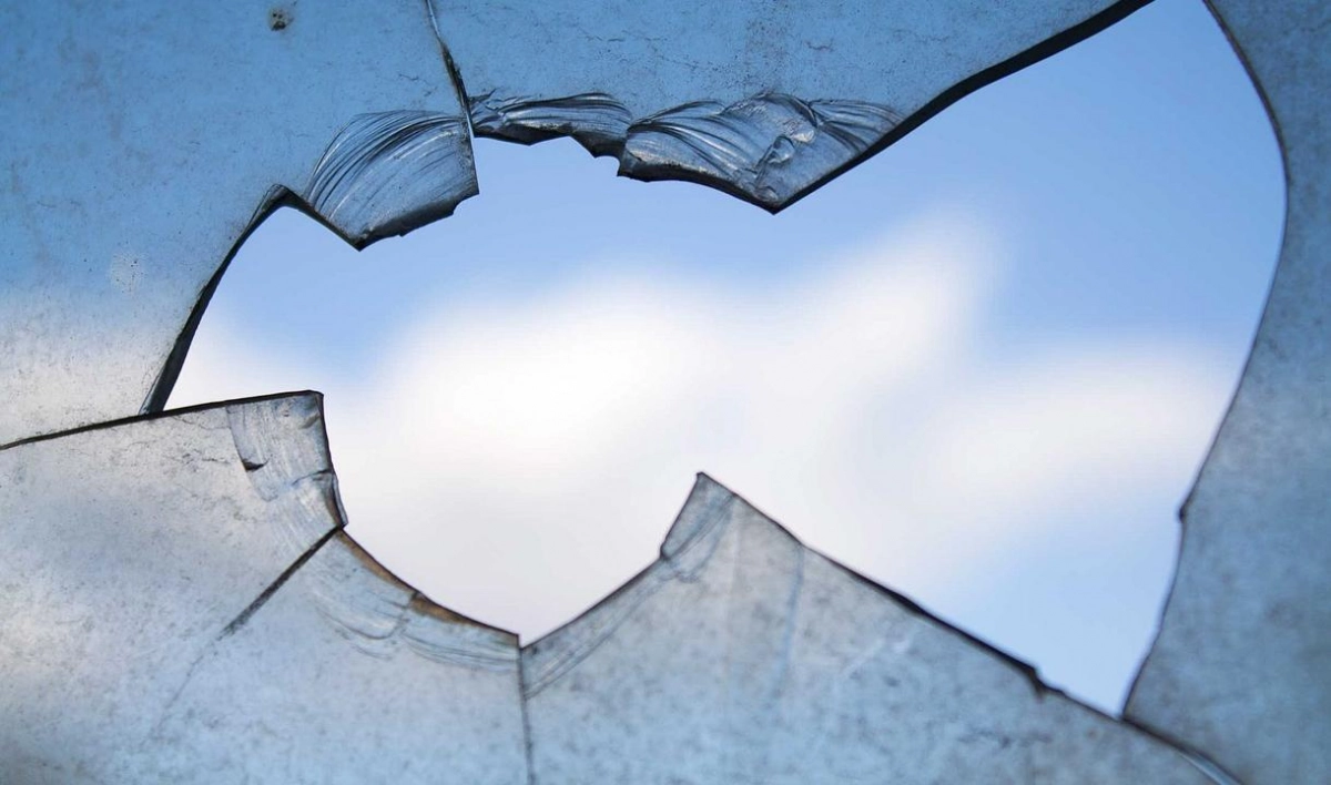 В Петербурге хулиган разбил монтировкой окно в чужой квартире - tvspb.ru