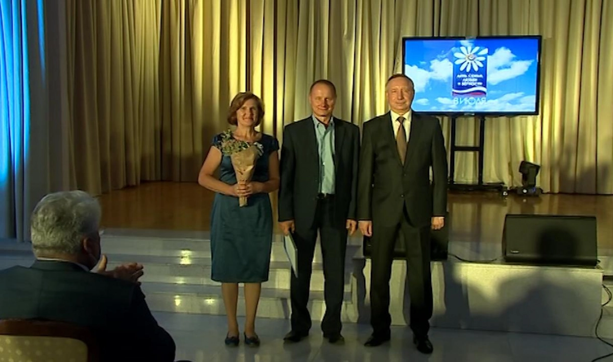 В Петербурге супружеские пары-долгожители наградили медалями в День семьи, любви и верности - tvspb.ru