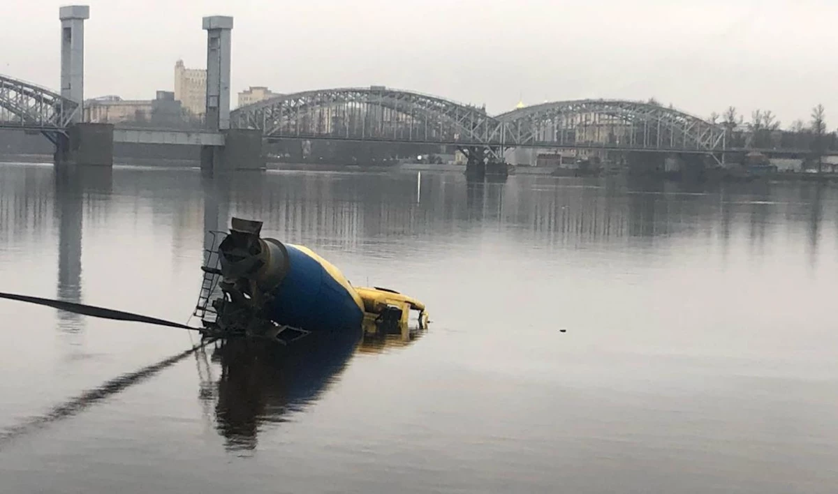 Бетоновоз, упавший в Неву после ДТП, доплыл по реке до Малоохтинского проспекта - tvspb.ru