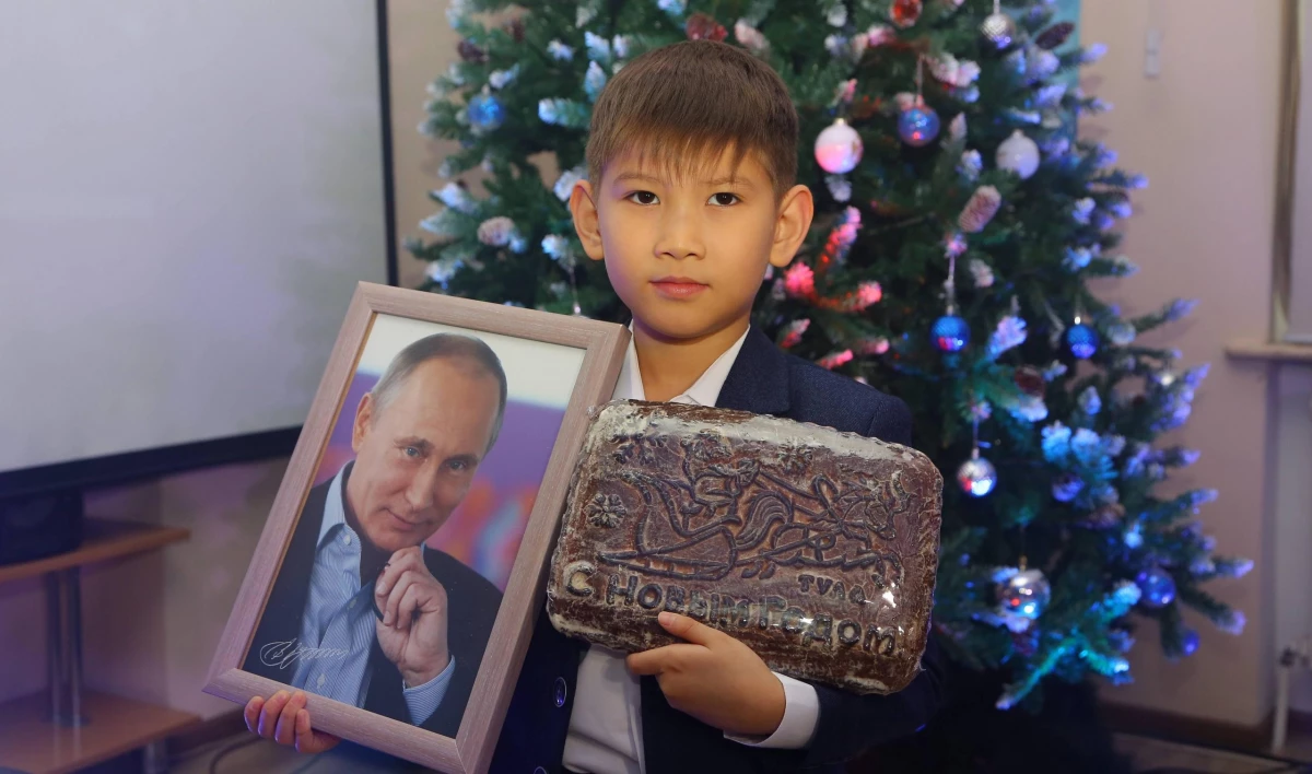 Попросивший у Путина подарок на Новый год школьник получил кружку как у президента - tvspb.ru