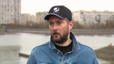Глава комитета по природопользованию вышел вместе с петербуржцами убрать парк на Смоленке