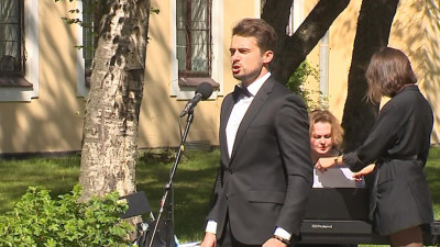 Петербургские артисты дали концерт для врачей, борющихся с COVID-19