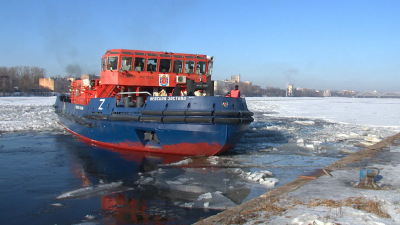 На Неву вышел ледокол «Невская Застава»