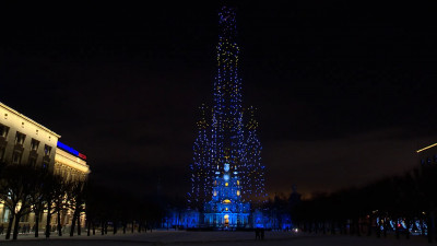 Тысячи дронов выстроили в воздухе 168-метровую колокольню Смольного собора