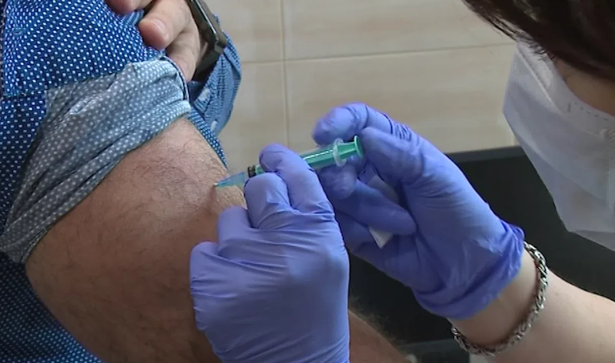 Около 7 тысяч петербуржцев прививаются от СOVID ежедневно - tvspb.ru