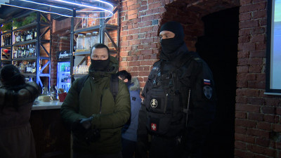 «Оставайтесь на местах, выход запрещен». В Петербурге прошел рейд по барам, нарушающим антиковидный запрет