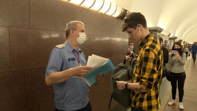 Петербуржцев штрафуют за поездки на транспорте без масок