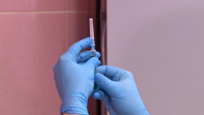 Вирусолог Петр Чумаков выступил за обязательную вакцинацию россиян от коронавируса