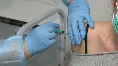 Чаще вакцинируются от COVID-19 те, у кого есть взрослые дети и родители старше 65 лет