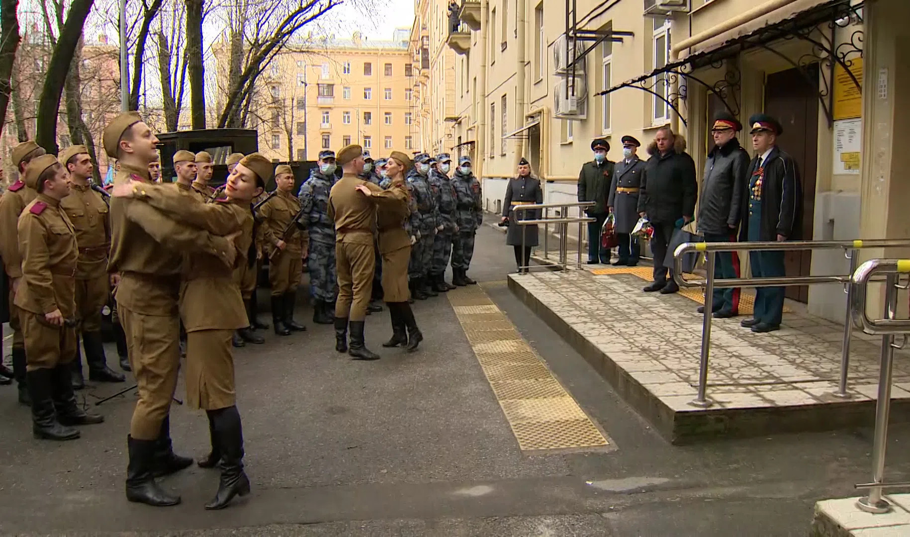 Парад у дома ветерана описание фото