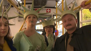 По Невскому проспекту везут Статую Свободы в троллейбусе