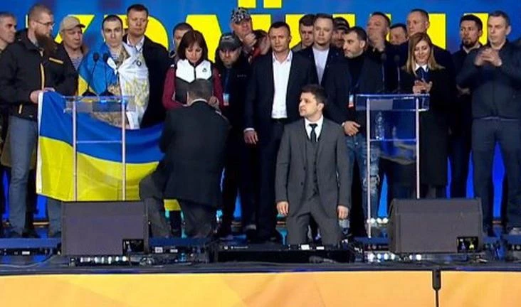 Порошенко и Зеленский встали на колени во время дебатов в Киеве - tvspb.ru