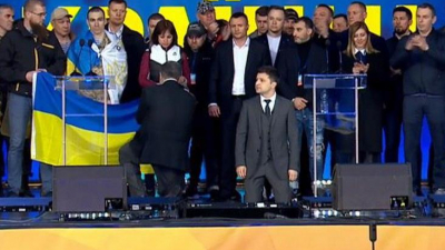 Порошенко и Зеленский встали на колени во время дебатов в Киеве