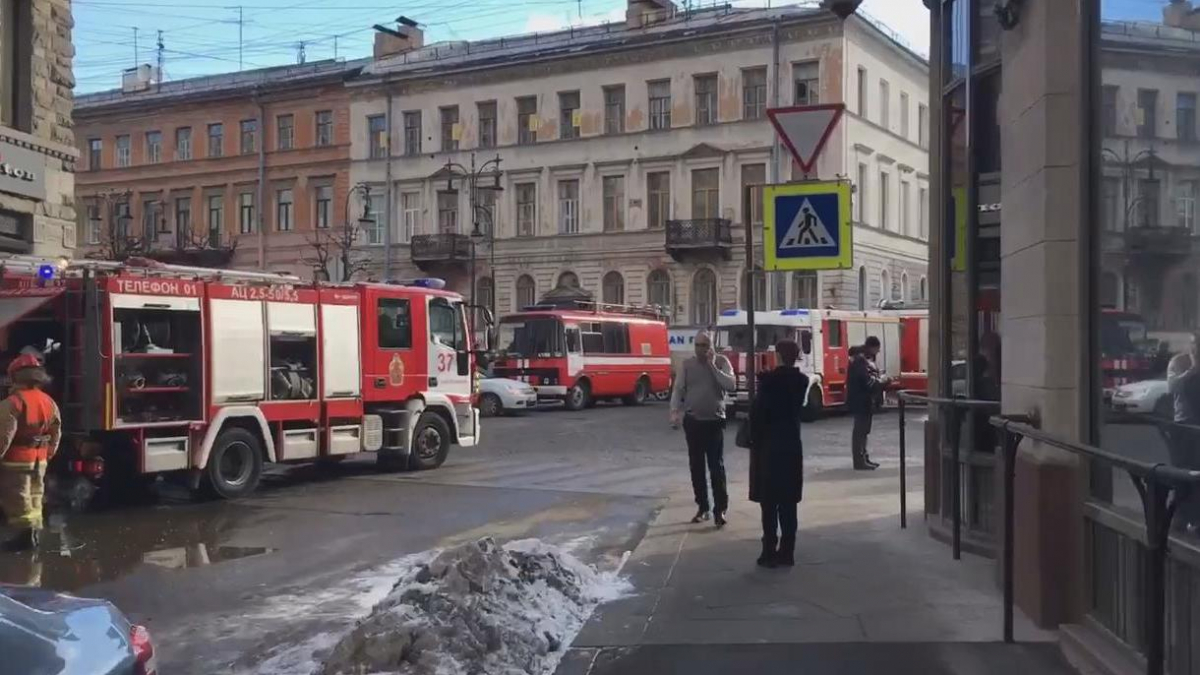 В центре питера произошло. ДЛТ Санкт-Петербург фото пожарной охраны. Что произошло в лучшей гостинице Питера