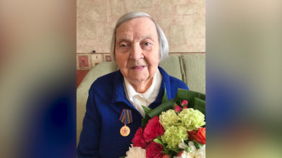 В Петербурге наградили ветерана Зинаиду Корневу, собравшую более 4,5 млн рублей для семей медиков