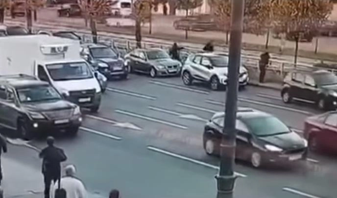 Попытка побега обвиняемого на Московском проспекте попала на видео - tvspb.ru