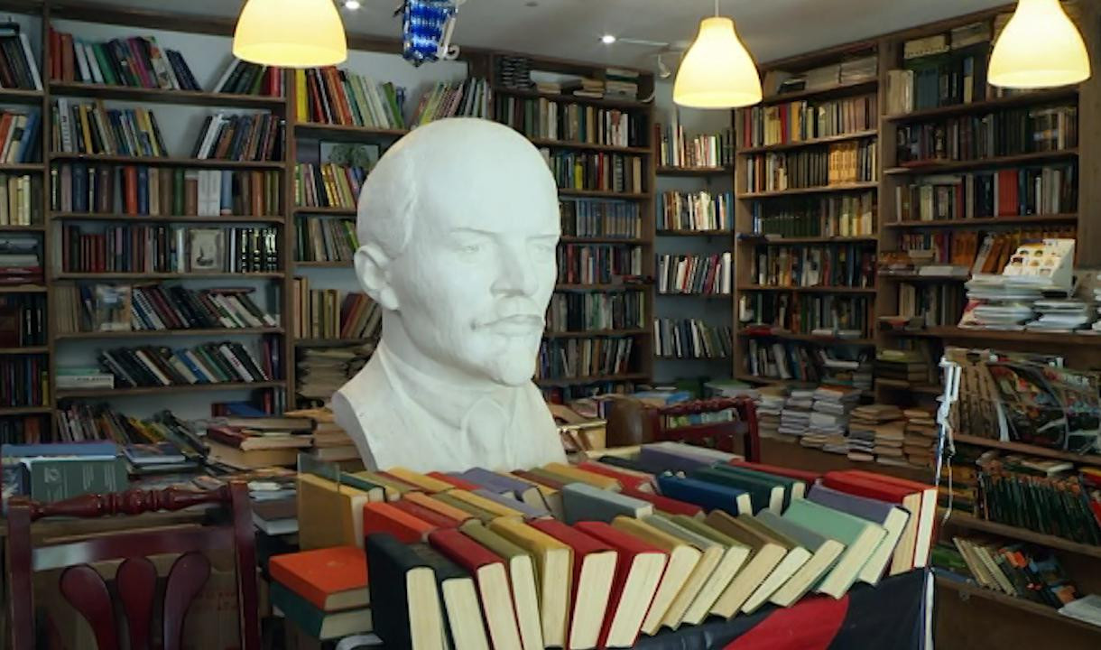 Адаптация. Книга — это сложная духовная конструкция, онлайн-торговля не даст возможности книгу пощупать, понюхать полистать.