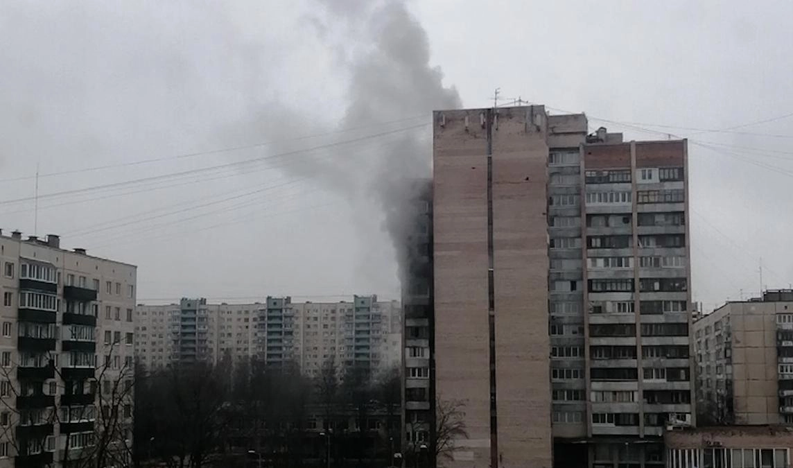 12 человек эвакуировали утром из-за пожара в доме на Сиреневом бульваре - tvspb.ru