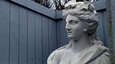 Скульптуры Гатчинского парка подготовили к зиме, укрыв футлярами