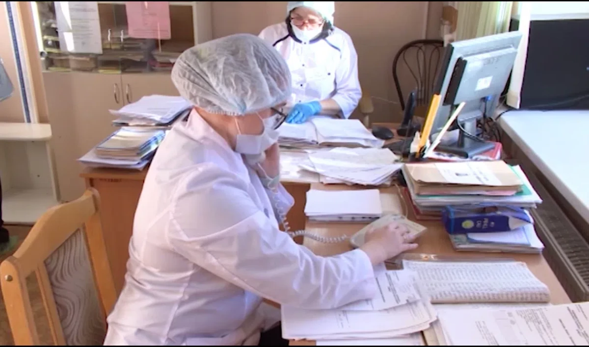 Первую дозу вакцины от COVID в поликлиниках Центрального района ежедневно получают до 700 человек - tvspb.ru