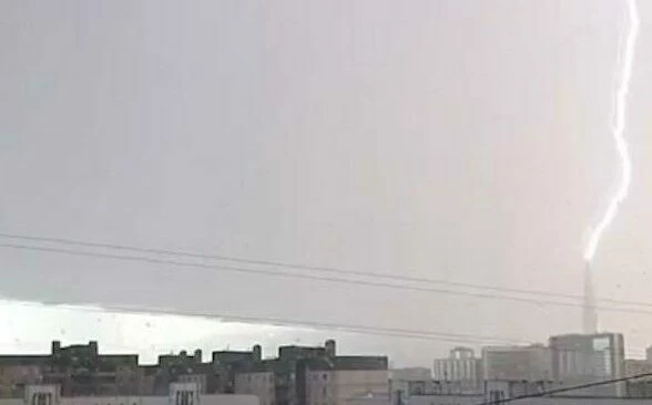 Когда небо касается земли: в «Лахта Центр» ударила молния - tvspb.ru