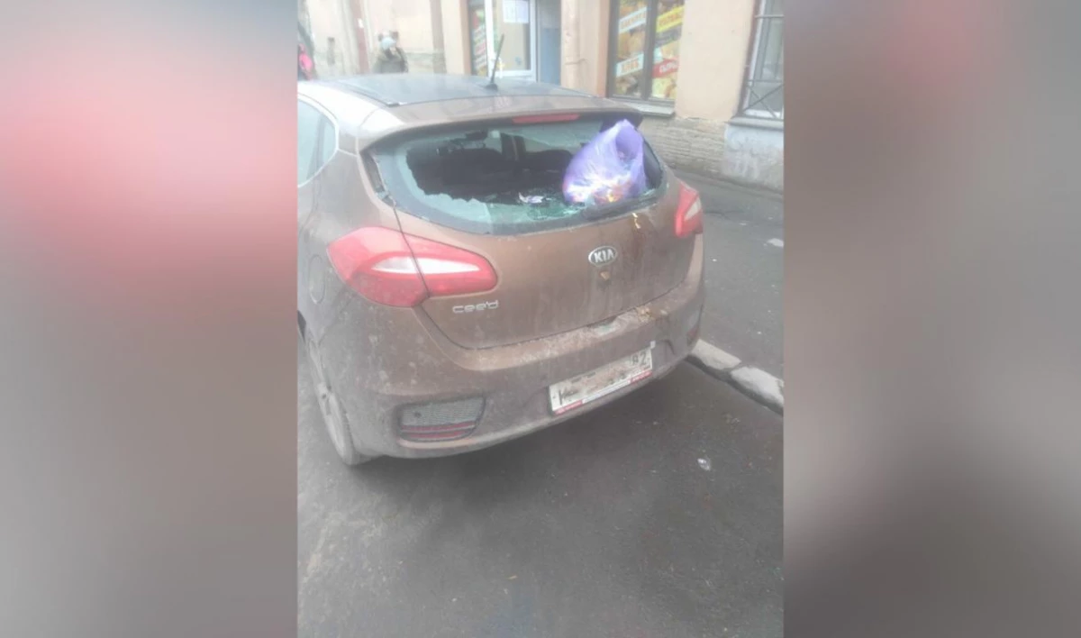На Железноводской пакет с мусором пробил стекло автомобиля - tvspb.ru