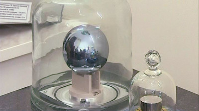 Как «перемерить» килограмм: в петербургском НИИ имени Менделеева помогают взвесить несовершенный эталон